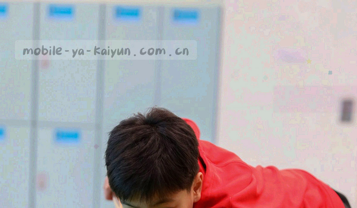 冷蓝色调的江桥与城市轮廓剪影，雾气低垂，整体亮度压得很低